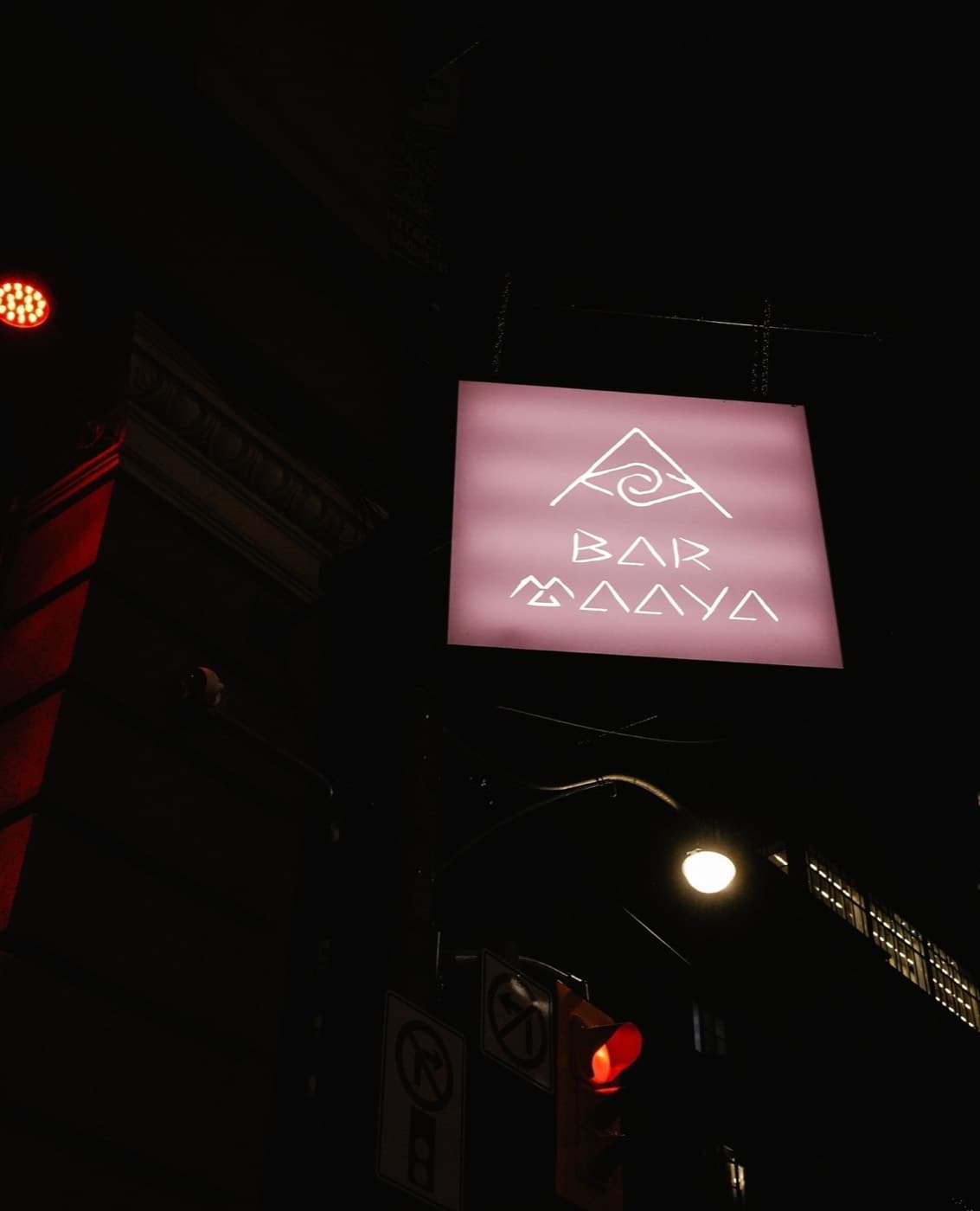Bar Maaya, inside