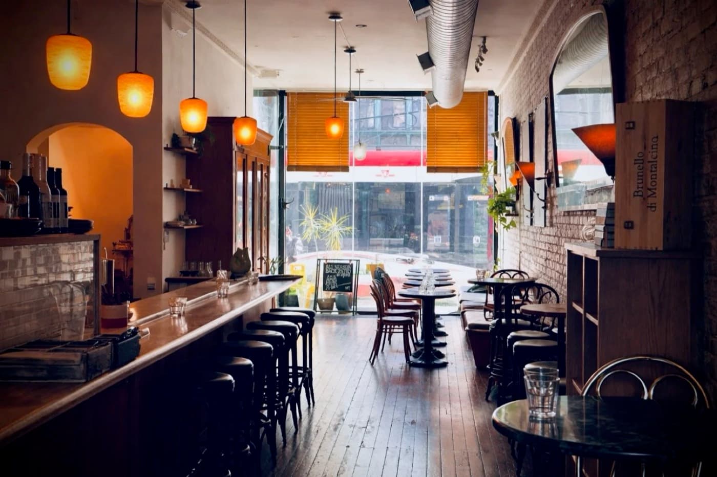 Bar Piquette, the room