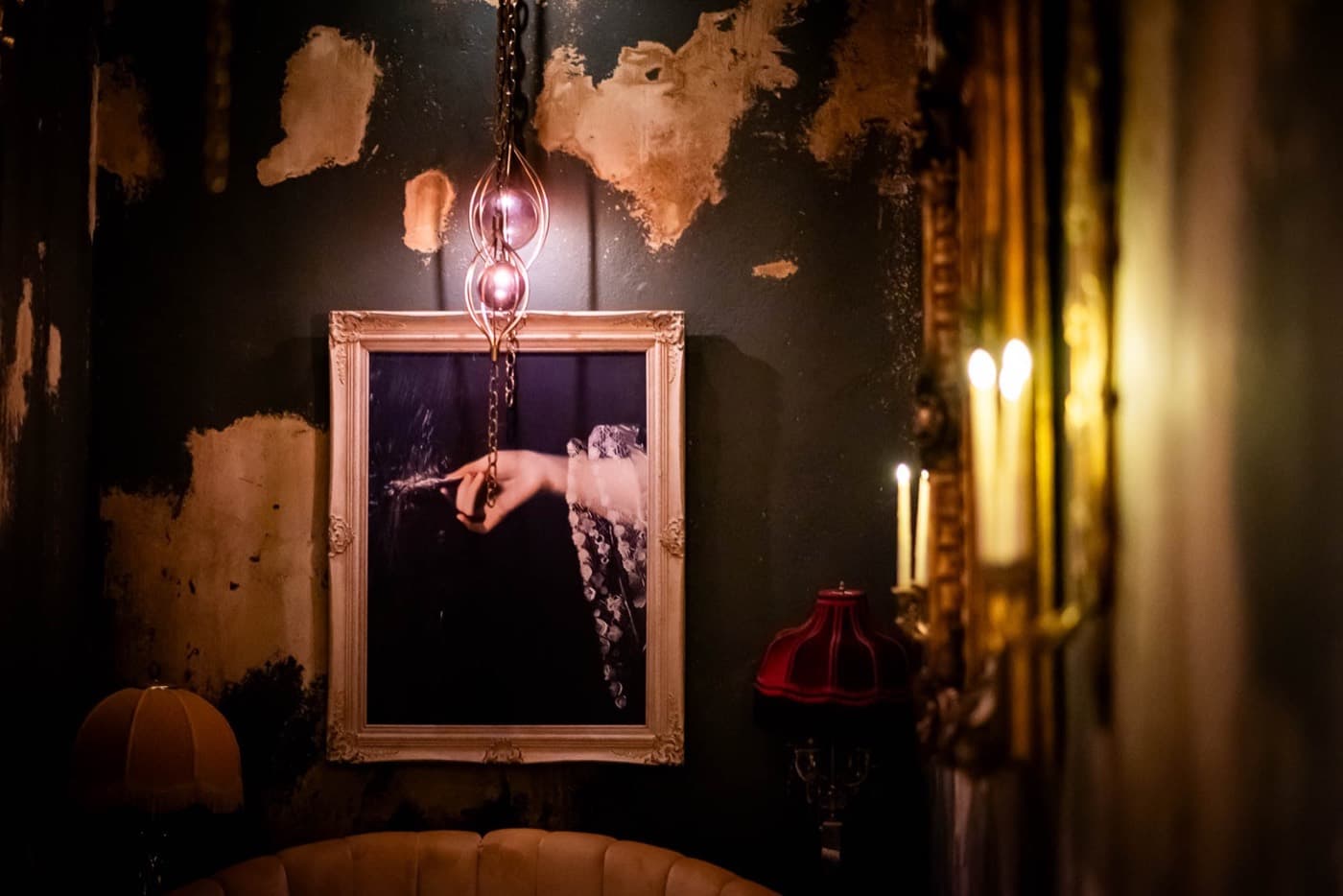 Bonne Nuit, inside