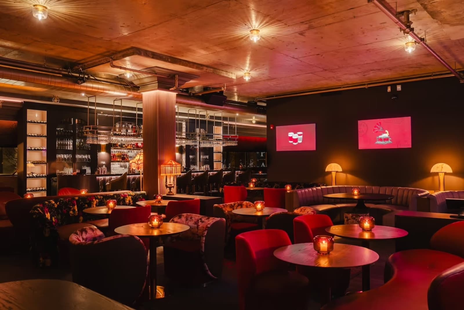 Powder Room's dining room: red banquettes, small tables and screens along the wall